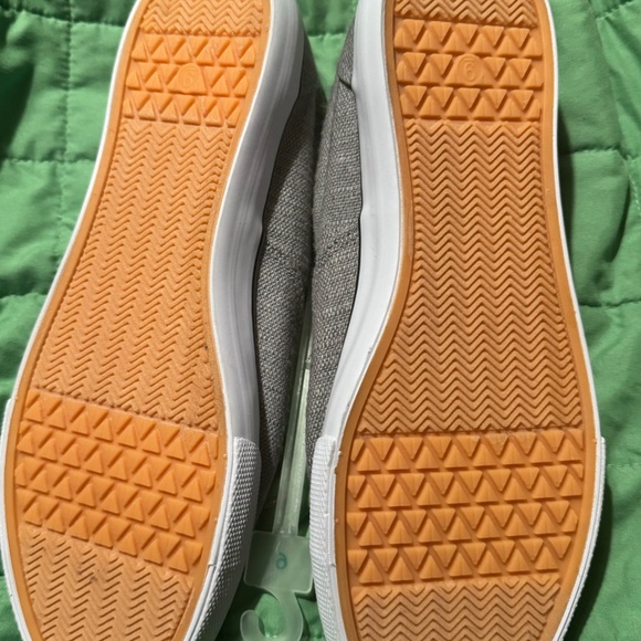 Tennis shoes. Universal thread. New. Size 9 - Picture 2 of 2